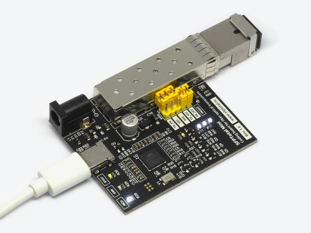 Подключение SFP-модуля к программатору SFPTotal Mini: трансивер в направляющей порта и USB-C кабель