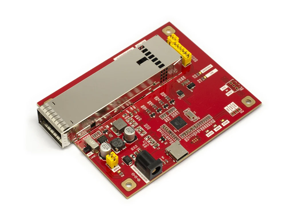 Программатор SFPTotal OSFP Board с направляющей порта OSFP, разъёмами USB-C и внешнего питания